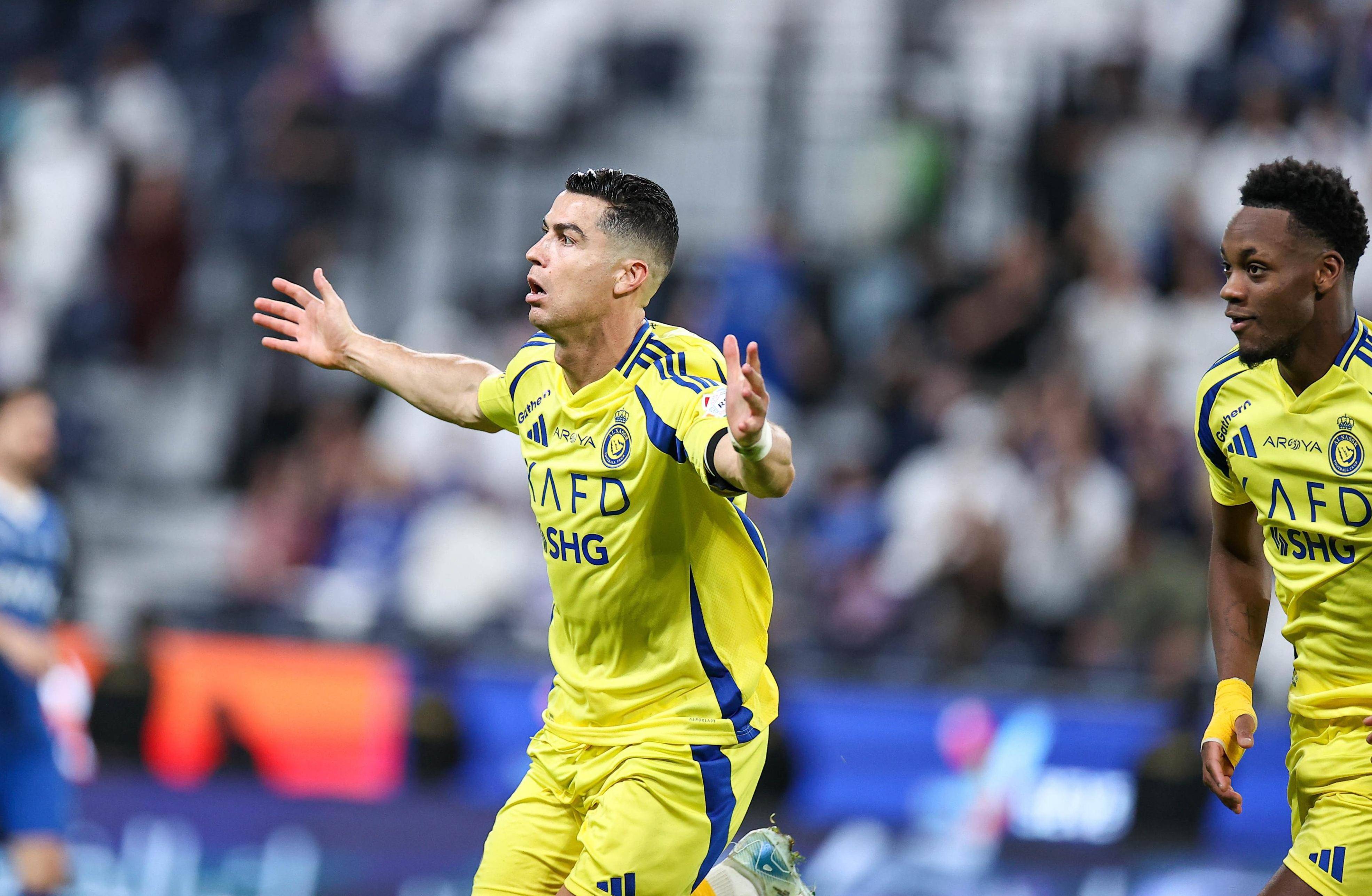 爱游戏官方网站-C罗重返赛场，比赛局势复杂首场状态出色，湖人观众沸腾！(c罗上场视频)